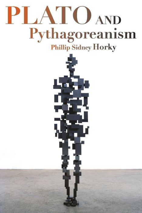 „PLATO AND Pythagoreanism“ von Phillip Sidney Horky. Eine Statue aus schwarzen, versetzten Würfeln steht auf grauem Boden.