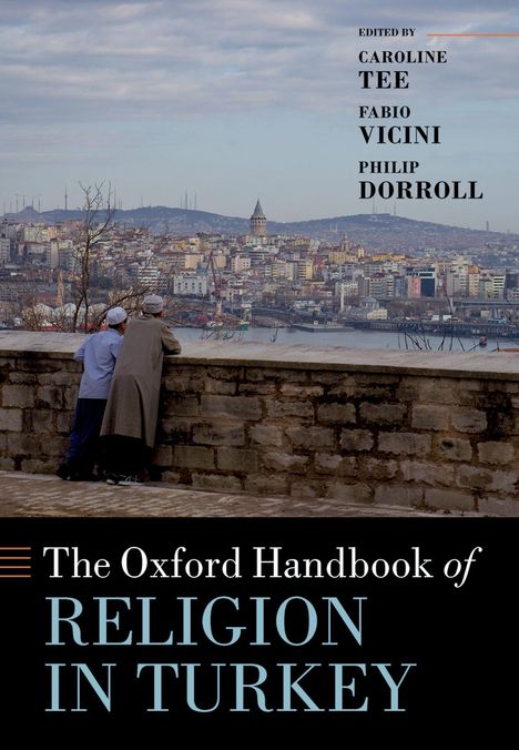 "The Oxford Handbook of Religion in Turkey." Zwei Männer lehnen an einer Mauer, blicken auf eine Stadt mit Hügeln und einem Turm.