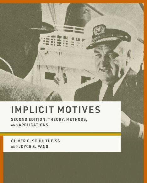 Cover von "Implicit Motives", ein Mann in Uniform spricht auf einem Schiff. Autoren: Oliver C. Schultheiss, Joyce S. Pang.