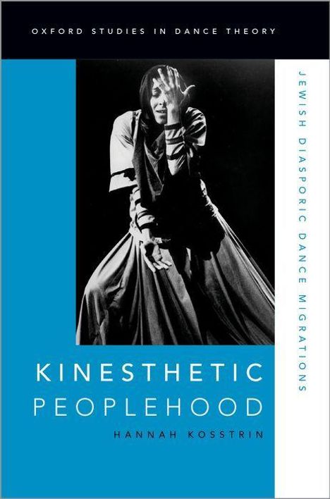 "Kinesthetic Peoplehood" von Hannah Kosstrin. Ein Schwarz-Weiß-Foto zeigt eine Tänzerin in einer dramatischen Pose.