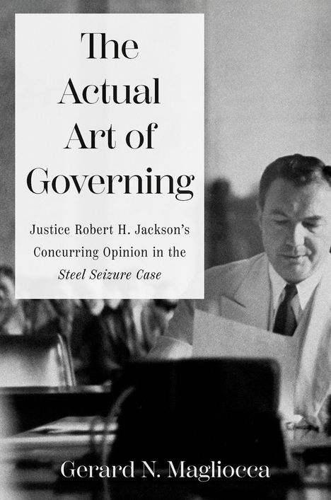 Titel: "The Actual Art of Governing", Autor: Gerard N. Magliocca. Schwarz-weiß Foto eines Mannes in Anzug, liest Dokument.