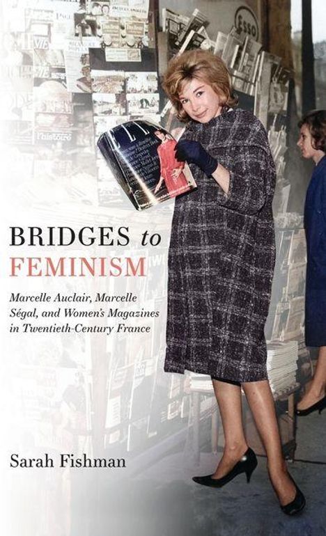 "BRIDGES to FEMINISM" und "Sarah Fishman" auf dem Cover. Frau in elegantem Mantel vor einem Zeitungskiosk.