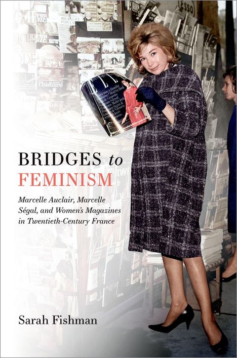 "BRIDGES to FEMINISM" von Sarah Fishman. Frau vor Zeitschriftenwand, elegant gekleidet, hält Magazin in Hand.