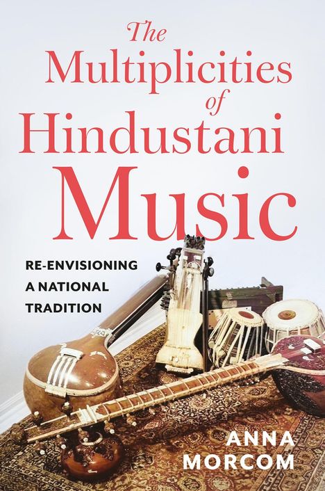 „The Multiplicities of Hindustani Music“, Instrumente auf einem persischen Teppich.