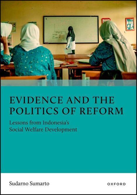 Titel: "Evidence and the Politics of Reform". Frauen in Kopftüchern, sitzen im Klassenzimmer, hören einer Person am Whiteboard zu.