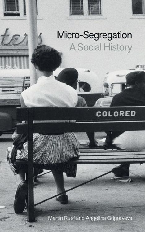"Micro-Segregation: A Social History" steht oben. Eine Person sitzt auf einer Bank mit der Aufschrift "COLORED".