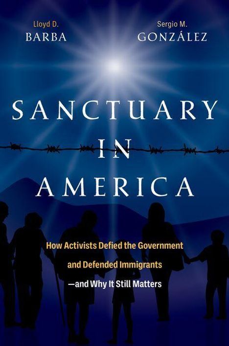 SANCTUARY IN AMERICA. Silhouetten von Menschen vor einem Stacheldraht und blauen Bergen im Hintergrund.