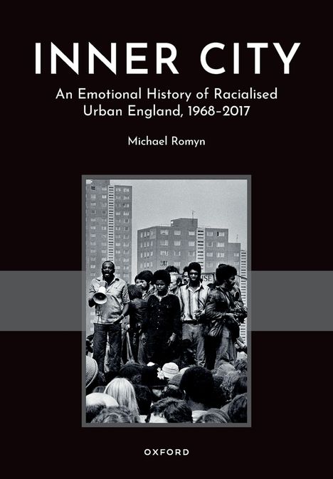 „INNER CITY: An Emotional History of Racialised Urban England, 1968–2017“ von Michael Romyn. Schwarz-weiß Foto einer Menschenmenge.