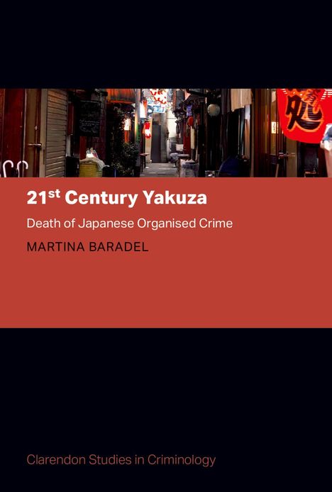 „21st Century Yakuza: Death of Japanese Organised Crime“ von Martina Baradel. Eine enge Gasse mit japanischen Laternen.