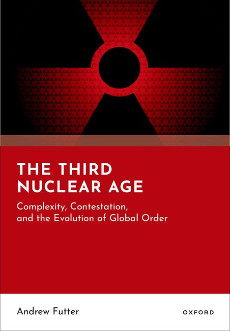 Titel: "THE THIRD NUCLEAR AGE" von Andrew Futter. Eine rote Illustration des Radioaktivitätszeichens dominiert.