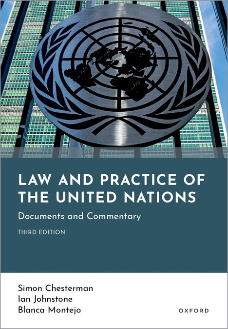 Titel: "Law and Practice of the United Nations", darunter Autoren. Im Hintergrund das UN-Logo vor einem grünen Gebäude.