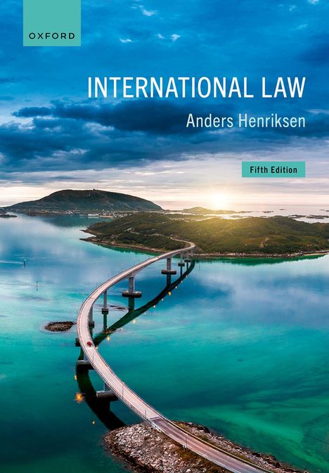 „INTERNATIONAL LAW“, Autor: Anders Henriksen, Fifth Edition. Eine geschwungene Brücke über blaues Wasser bei Sonnenuntergang.