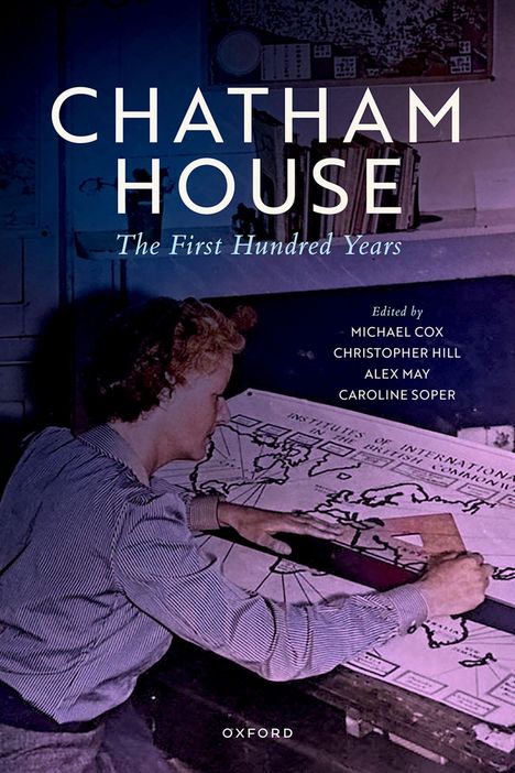 "CHATHAM HOUSE: The First Hundred Years, Edited by Michael Cox, Christopher Hill, Alex May, Caroline Soper. Eine Frau zeichnet auf eine Karte."