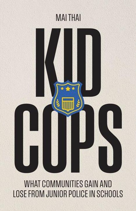 KID COPS. What communities gain and lose from junior police in schools. Logo: Ein blaues Schild mit Sternen und Symbolen.