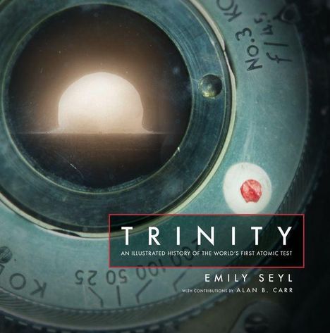 "TRINITY" – darunter steht "An Illustrated History of the World's First Atomic Test". Eine Explosion wird durch ein Objektiv betrachtet.