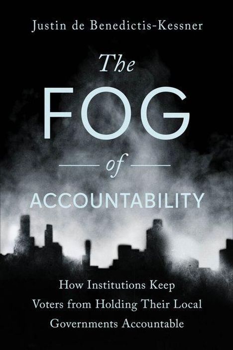 "The FOG of ACCOUNTABILITY" und darunter "How Institutions Keep Voters from Holding Their Local Governments Accountable". Silhouette von Gebäuden im Nebel.