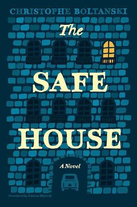 "CHRISTOPHE BOLTANSKI The SAFE HOUSE A Novel." Eine blaue Wand mit Fenstern, ein Fenster leuchtet gelb.