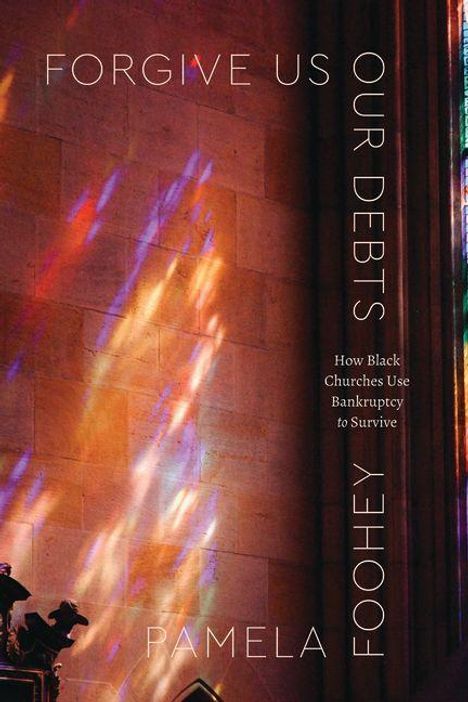 Titel: "FORGIVE US OUR DEBTS" von Pamela. Untertitel: "How Black Churches Use Bankruptcy to Survive." Lichtspiel an einer Wand.
