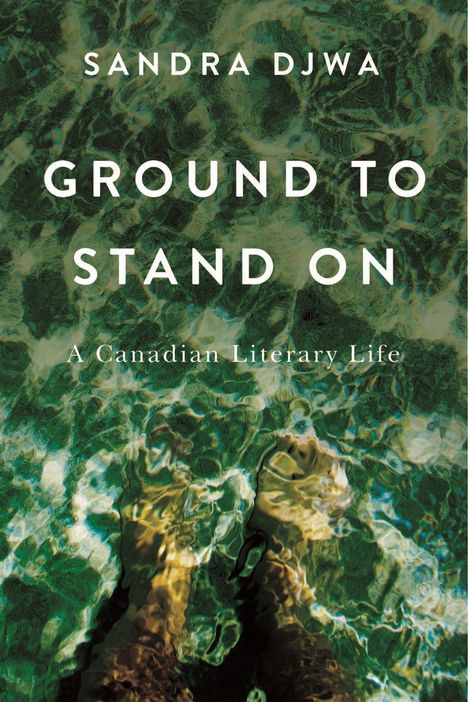 "Sandra Djwa, Ground to Stand On, A Canadian Literary Life". Verzerrte Unterwasseransicht von Füßen in einem grünen Gewässer.