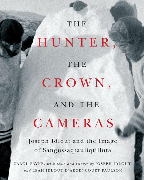 THE HUNTER, THE CROWN, AND THE CAMERAS. Schwarz-Weiß-Foto von drei Personen in Winterkleidung neben einem Schneeblock.