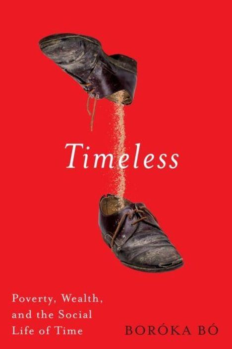 "Timeless. Poverty, Wealth, and the Social Life of Time. BORÓKA BÓ." Alte Schuhe, aus denen Sand rieselt, auf rotem Hintergrund.