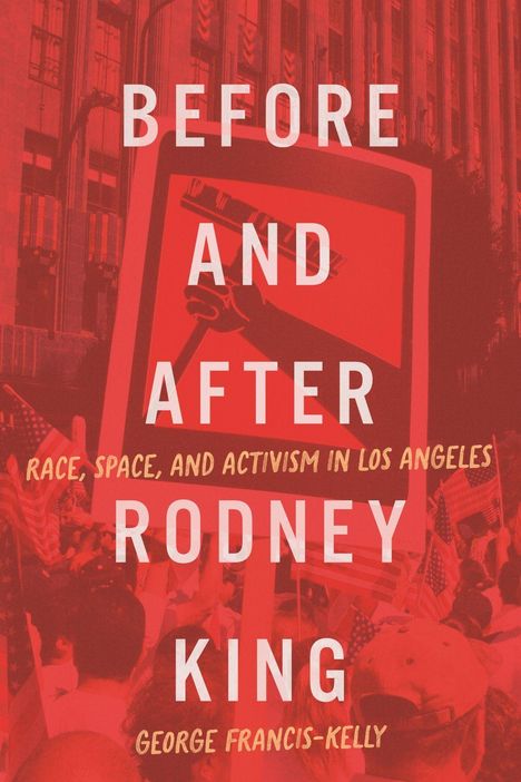 BEFORE AND AFTER RODNEY KING, über einer Menschenmenge mit US-Flaggen und einem Schild mit einer hochgereckten Faust.