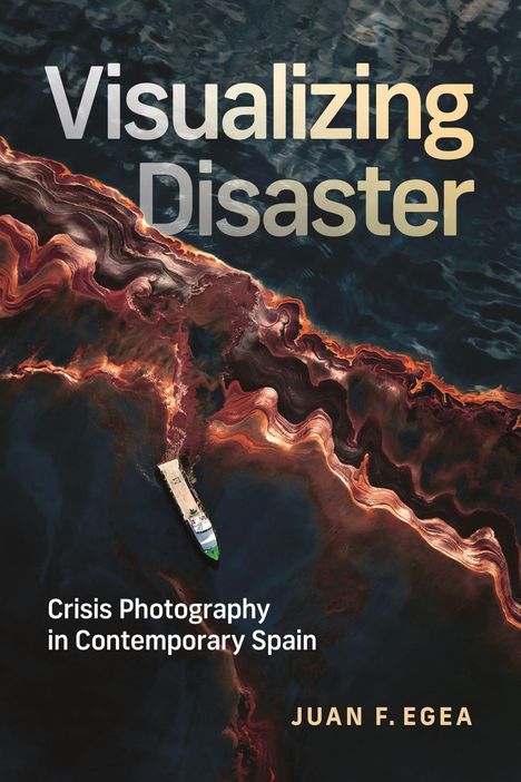 "Visualizing Disaster. Crisis Photography in Contemporary Spain. Juan F. Egea." Ein Schiff durchquert verschmutztes Wasser.