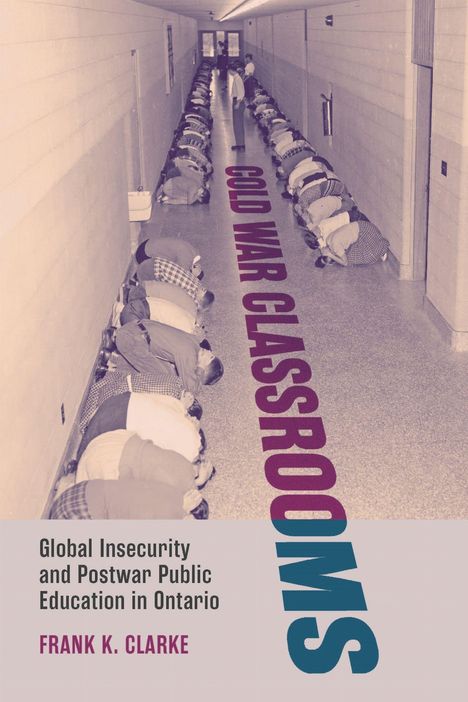 "Cold War Classrooms", Schüler ducken sich im Flur, Text: "Global Insecurity and Postwar Public Education in Ontario".