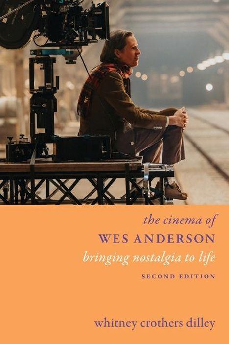 „The cinema of WES ANDERSON: bringing nostalgia to life. Second edition. Whitney Crothers Dilley.“ Person sitzt bei Kamera in Bahnsteigszenario.
