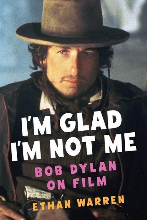 „I'M GLAD I'M NOT ME: BOB DYLAN ON FILM, ETHAN WARREN“. Ein Mann in Cowboy-Outfit mit Hut, ernstem Blick.