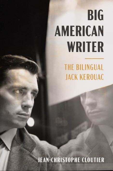 „BIG AMERICAN WRITER: THE BILINGUAL JACK KEROUAC. JEAN-CHRISTOPHE CLOUTIER.“ Schwarz-Weiß-Foto eines Mannes im Anzug.