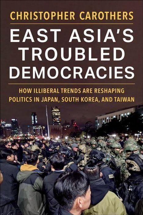 "Christopher Carothers: East Asia's Troubled Democracies. Menschen und Soldaten in einer nächtlichen städtischen Szene."