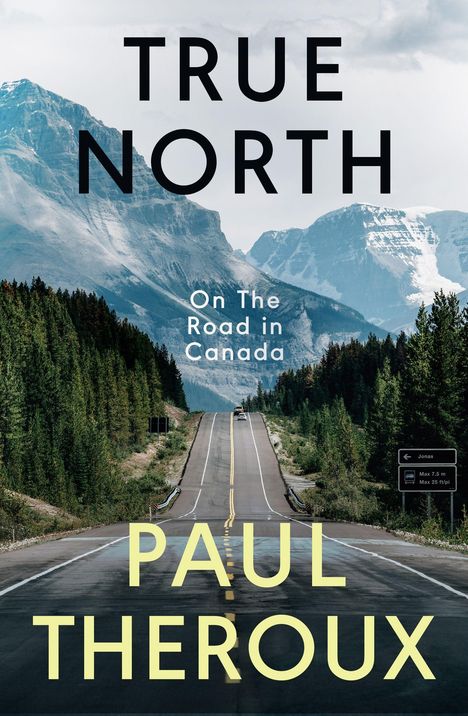 „TRUE NORTH. On The Road in Canada. PAUL THEROUX.“ Vor beeindruckendem Gebirgspanorama mit Straße und Wäldern.