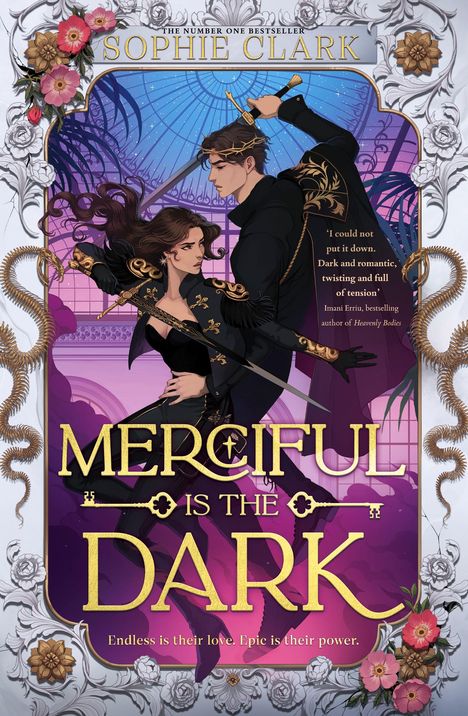 „Merciful Is the Dark“ in großen goldenen Buchstaben, darüber „Sophie Clark“. Zwei Gestalten mit Schwertern und florale Verzierungen.