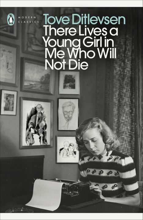 Texte oben: "Tove Ditlevsen There Lives a Young Girl in Me Who Will Not Die". Frau an Schreibmaschine, Bilder an der Wand.