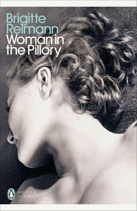 Brigitte Reimann, Woman in the Pillory. Schwarz-weißes Foto einer liegenden Frau mit lockigem Haar. Logo: Penguin Modern Classics.