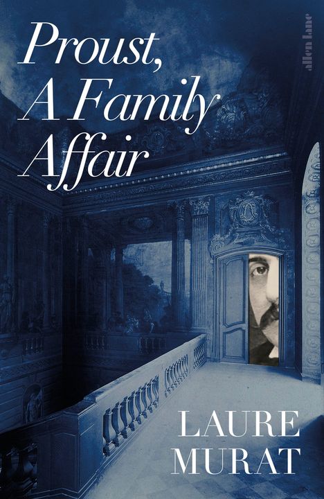 "Proust, A Family Affair" und "LAURE MURAT" in weiß auf einer blauen, kunstvollen Illustration mit Architektur und einem Gesicht im Türrahmen.