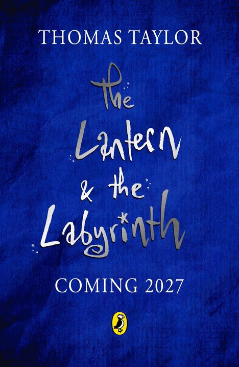 THOMAS TAYLOR. The Lantern & the Labyrinth. COMING 2027. Blauer Hintergrund, gelbes Logo mit Pinguin unten.