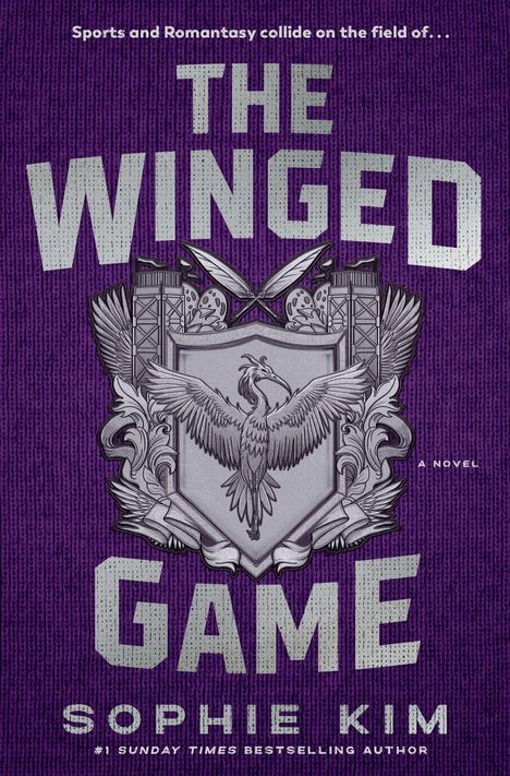 Oben steht "Sports and Romantasy collide on the field of...". Darunter steht: "The Winged Game". Unten: "Sophie Kim". Ein graues Wappen mit einem geflügelten Vogel inmitten eines violetten Hintergrunds.