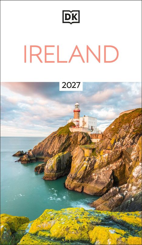IRELAND 2027. Ein Leuchtturm auf einer Klippe über dem Meer bei Sonnenuntergang, grünes Moos bedeckt die Felsen.