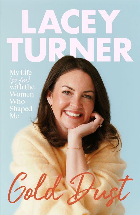 Großer Text: "LACEY TURNER". Darunter klein: "My Life (so far) with the Women Who Shaped Me". Unten: "Gold Dust". Eine lächelnde Frau.