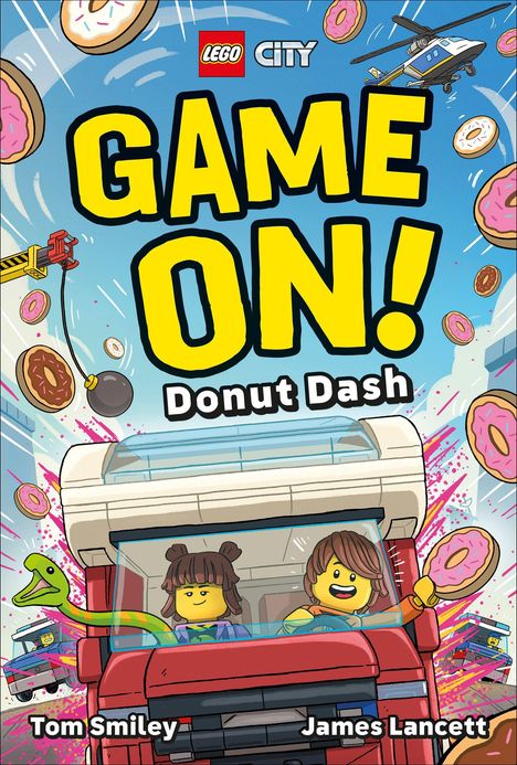 „Game On! Donut Dash!“ in gelb und weiß. LEGO-Figuren in einem roten Fahrzeug, von fliegenden Donuts umgeben.