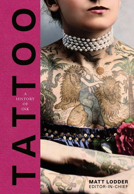 „TATTOO: A HISTORY OF INK“ steht auf pinkem Hintergrund. Eine tätowierte Frau mit Perlenkette ist zu sehen.