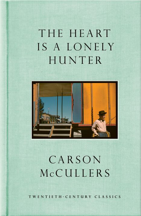 „The Heart is a Lonely Hunter“ von Carson McCullers. Unten: „Twentieth-Century Classics“. Foto: Mann vor gelbem Wagen.