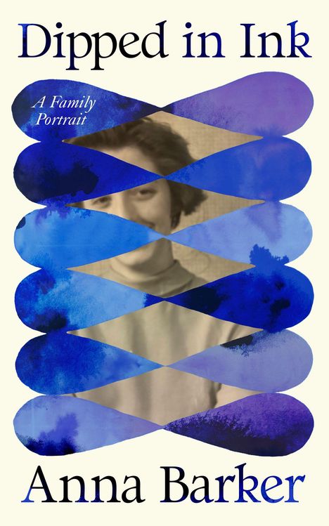 Text: "Dipped in Ink", "A Family Portrait", "Anna Barker". Aquarellartige blaue Streifen über einem alten Foto.