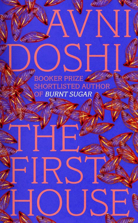Text: "Avni Doshi, Booker Prize Shortlisted Author of Burnt Sugar, The First House." Rote Flügelmuster auf blauem Grund.