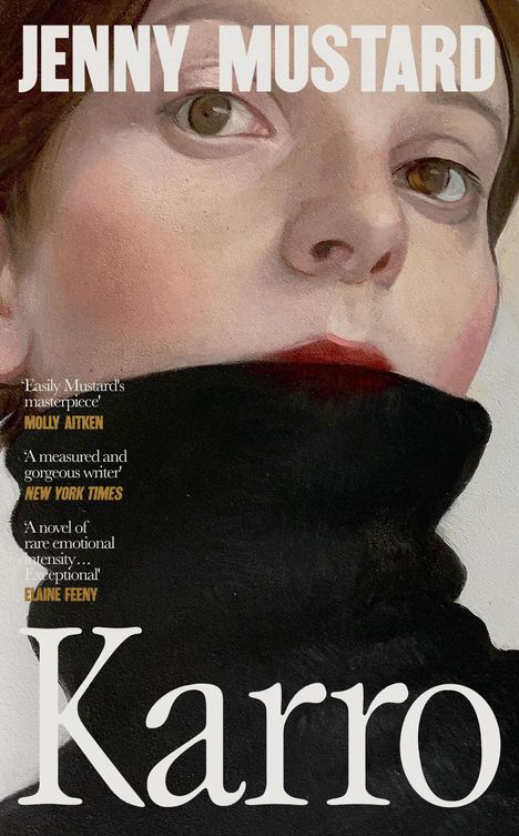 Aufschrift: "JENNY MUSTARD", "Karro". Nahaufnahme einer Person mit schwarzem Rollkragen, betonte Gesichtszüge.
