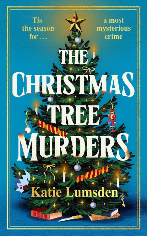„Tis the season for... THE CHRISTMAS TREE MURDERS. Katie Lumsden. Ein geschmückter Weihnachtsbaum mit Geschenken, Kerzen.
