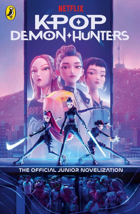 "K-Pop Demon Hunters. The Official Junior Novelization. Illustration mit kämpfenden Figuren und Stadt im Hintergrund."