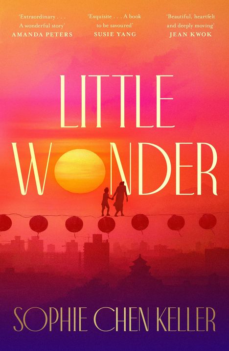 "Little Wonder" von Sophie Chen Keller; Zitate von Amanda Peters, Susie Yang, Jean Kwok; Sonnenuntergang, Lampions, Skyline.
